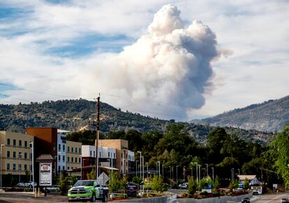 Vista del incendio Washburn en el parque nacional Yosemite desde el poblado de Oakhurst, en el condado de Madera (California), el 8 de julio.