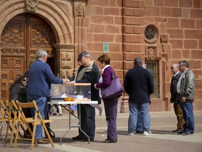 Vecinos de Alc&aacute;zar de San Juan votan sobre la privatizaci&oacute;n del agua.