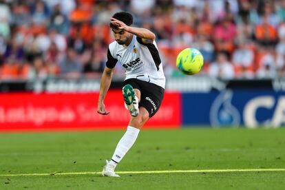 Carlos Soler, contra el Betis en Mestalla.