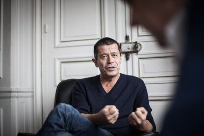 Emmanuel Carrère escribe relatos reales.