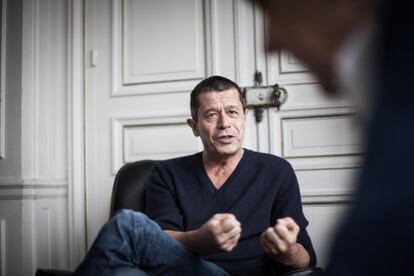 Emmanuel Carr&egrave;re escribe relatos reales.