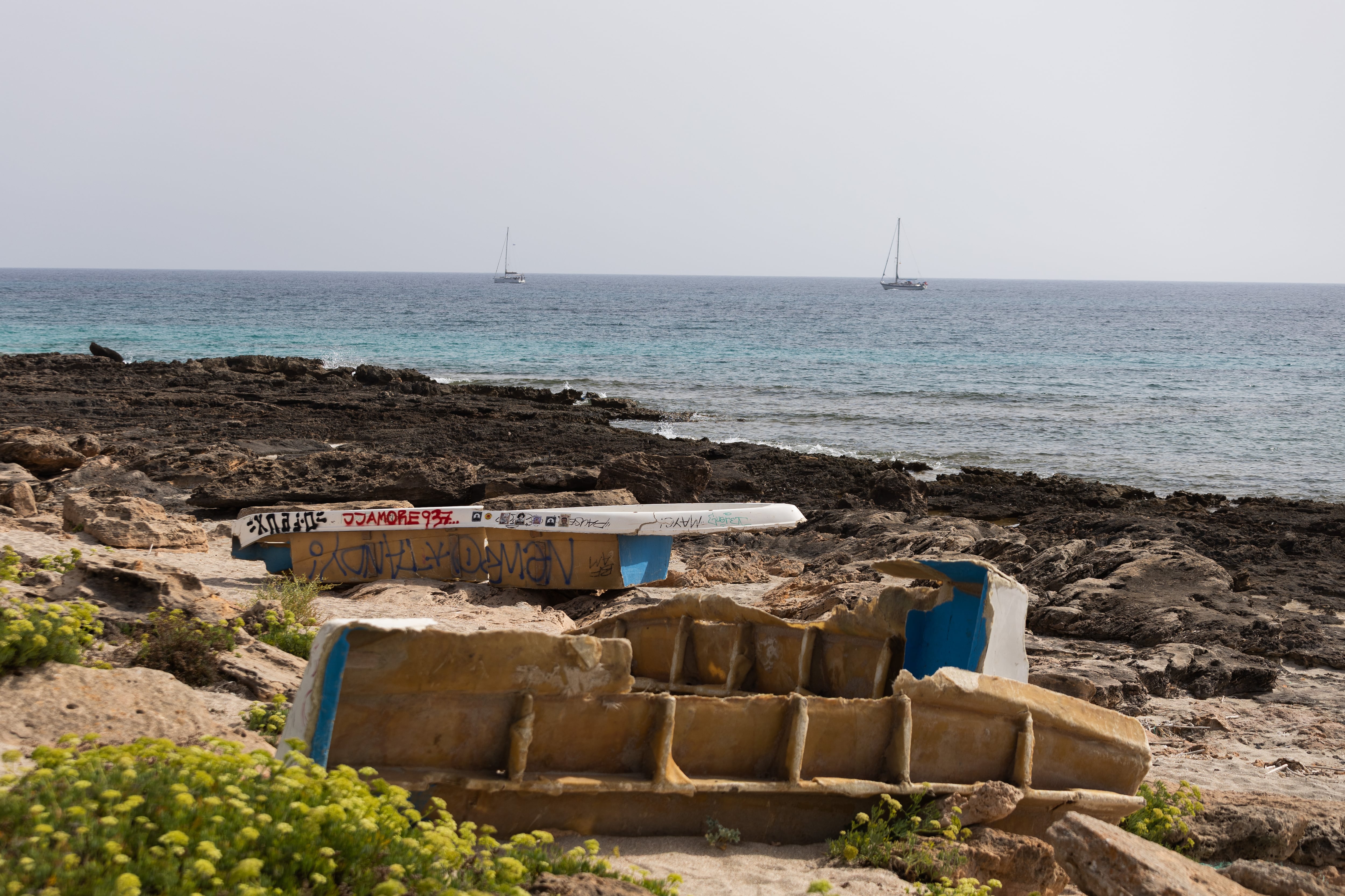 Restos de las barcas en las que llegan los inmigrantes a Mallorca.