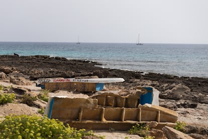 Restos de las barcas en las que llegan los inmigrantes a Mallorca.