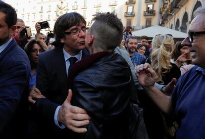 Media hora después ya había un centenar de personas en la puerta. “¿Crees que va a salir?”, se preguntaban unos a otros. Puigdemont salió pasadas las cuatro de la tarde y las 300 personas que se habían congregado en la puerta, empezaron a aplaudirle y a gritar: “President, president” y “Catalunya lliure”. El expresident se dio un baño de masas.