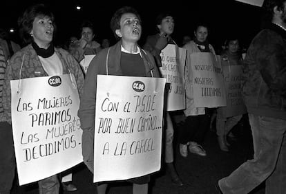 Manifestación en 1986 de mujeres para protestar por las detenciones efectuadas en Madrid y Valencia por supuestas prácticas abortivas.