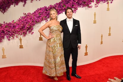 El matrimonio formado por los actores Tamsin Egerton y Josh Hartnett a su llegada a los 96º premios Oscar, el 10 de marzo de 2024 en Hollywood, California.