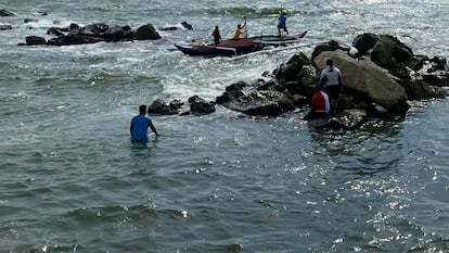 Un grupo de pescadores en la costa de Cavite (Filipinas), tras la alerta de tsunami declarada el 30 de julio.