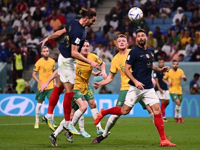 Rabiot remata de cabeza en la jugada de su gol ante Australia este martes en el estadio Al-Janoub, en Qatar.