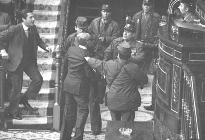 El general Manuel Gutiérrez Mellado es zarandeado por unos guardias civiles, durante el asalto golpista al Congreso, en la foto también aparece Adolfo Suárez y Tejero Molina.