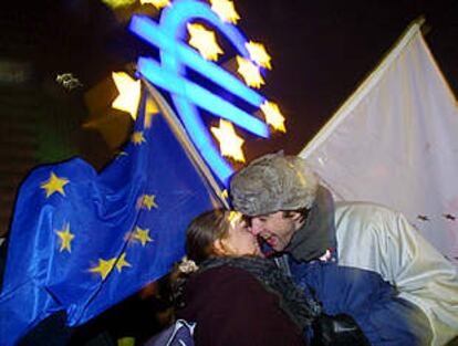 Recibimiento al euro esta madrugada en Fráncfort.