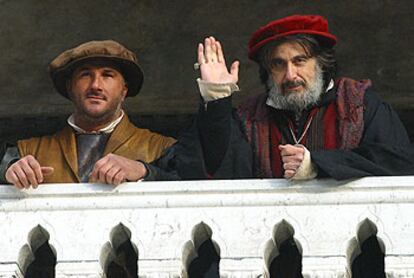 Al Pacino, saludando, en un momento del rodaje de <i>El mercader de Venecia,</i> ayer en la ciudad de los canales.