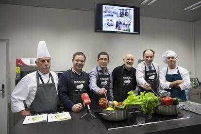 Los impulsores de la iniciativa &#039;Sukaldatu&#039;, durante la presentaci&oacute;n de la misma.