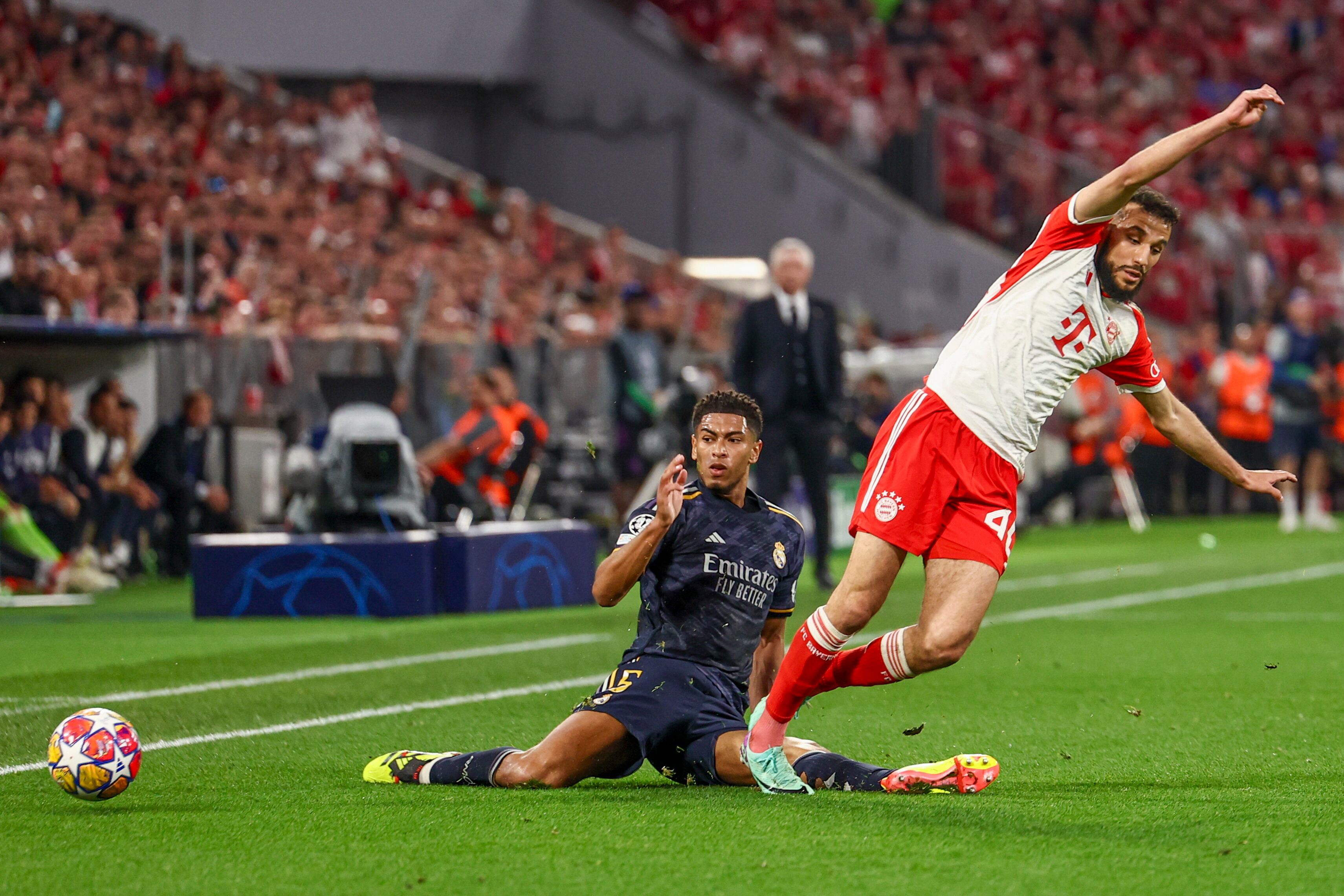 Bellingham del Real Madrid y Noussair Mazraoui del Bayern, en un lance del partido.