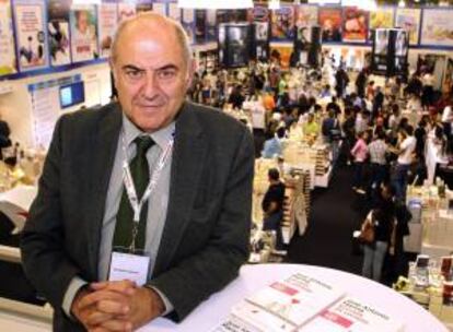 El filósofo español José Antonio Marina posa hoy, lunes 26 de noviembre de 2012, durante una entrevista con Efe en el marco de la Feria Internacional del Libro de Guadalajara (FIL), en Guadalajara (México).