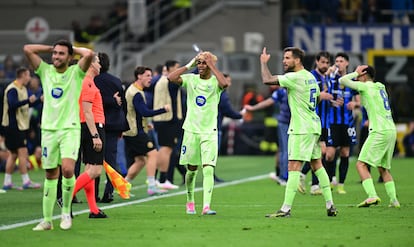 Los jugadores del Barcelona se lamentan tras la revisión de una jugada en el VAR que el árbitro ha pitado como penalti.
