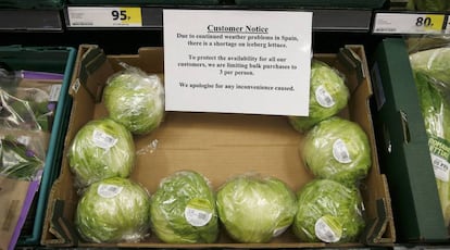 Una caja de lechugas en un supermercado brit&aacute;nico con un cartel que advierte del racionamiento.