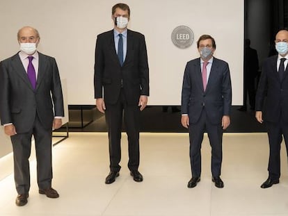 Santiago Aguirre, presidente de Savills Aguirre Newman; Hugh Elliott, embajador de Reino Unido en España; José Luis Martínez-Almeida, alcalde de Madrid; y Luis Pardo, presidente de la Cámara de Comercio Británica en España en la presentación del acto esta mañana en Madrid