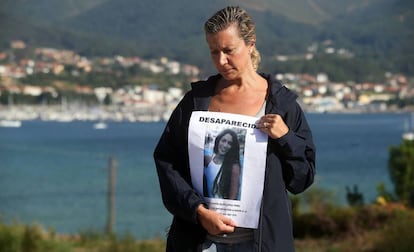 Diana Quer’s mother with a 'missing' poster.
