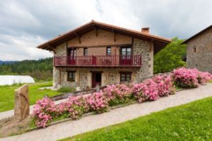 Caser&iacute;o moderno que esconde el hotel Etxegorri. 