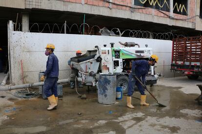 Obreros trabajan en una construcción en Bogotá, Colombia, durante la cuarentena.