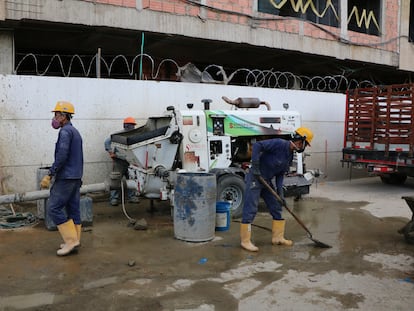 Obreros trabajan en una construcción en Bogotá, Colombia, durante la cuarentena.
