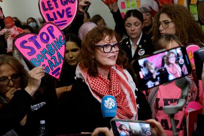 Susan Sarandon comparece ante la prensa, el 15 de febrero de 2024, para defensar la causa palestina y pedir un alto al fuego en Gaza en una concentración en Washington (Estados Unidos).