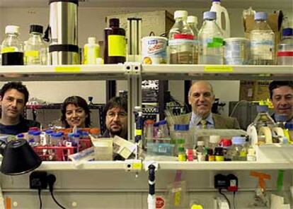 Los científicos Miguel Valverde, Marta Tomás, José Manuel Fernández, Jaume Marrugat y Mariano Sentí, en su laboratorio de la UPF.