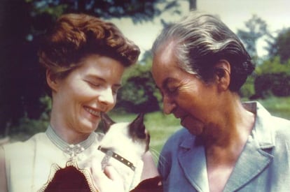 Doris Dana (izquierda) y Gabriela Mistral, en Nueva York en 1954.