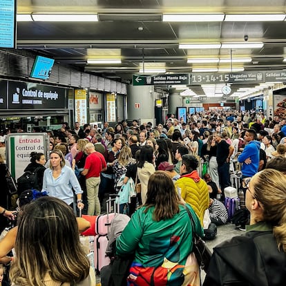 Cientos de personas en la estación de Atocha, a 19 de octubre de 2024, en Madrid (España). Un tren ha descarrilado en el túnel entre Atocha y Chamartín y aunque del suceso no hay que lamentar fallecidos, ha afectado a todos los trenes que tenían como origen o destino Valencia, Alicante, Murcia y otros destinos del Este de España, tanto desde Madrid como desde otras ciudades del norte. En el tren no había pasajeros pero los dos conductores han resultado heridos. También había dos mecánicos que estaban haciendo maniobras.
19 OCTUBRE 2024;ESTACIÓN;CHAMARTÍN;ATOCHA;DESCARRILAMIENTO;RETRASOS;VUELCO;TREN;TÚNEL;AFECTADOS;PASAJEROS;
Carlos Luján / Europa Press
19/10/2024