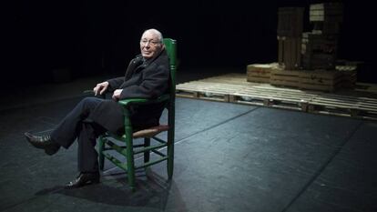 Salvador Távora, en su sillón de dirigir en el teatro que lleva su nombre en Sevilla, en marzo de 2017.
