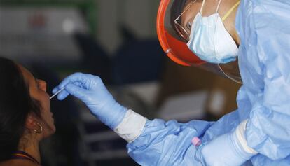 Realización del test para detectar coronavirus, el pasado lunes en un centro sanitario de Córdoba.