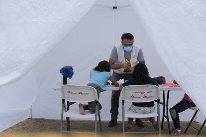 Un integrante de la organización Médicos Sin Fronteras da atención psicologica a niños y niñas en el campamento de migrantes en Reynosa. La organización lleva a cabo un proyecto cuyo objetivo es ofrecer atención médica, psicológica y social, de manera gratuita y confidencial.