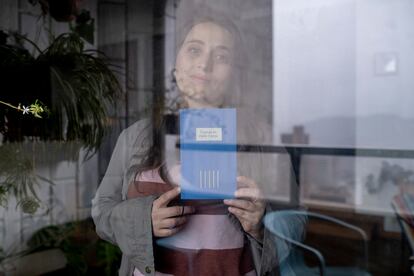 Carolina Calle, de 37 años, es una periodista y escritora que salió de la cárcel de Medellín con una serie de cartas en busca de señales de vida.