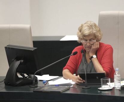 La alcaldesa Manuela Carmena en el pleno del Ayuntamiento de este miércoles.