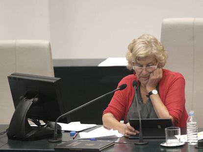 La alcaldesa Manuela Carmena en el pleno del Ayuntamiento de este miércoles.