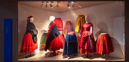Indumentarias tradicionales en una parte de la exposición 'Ibérica Pura: Indumentaria en las serranías silentes'. Imagen cedida por la organización.