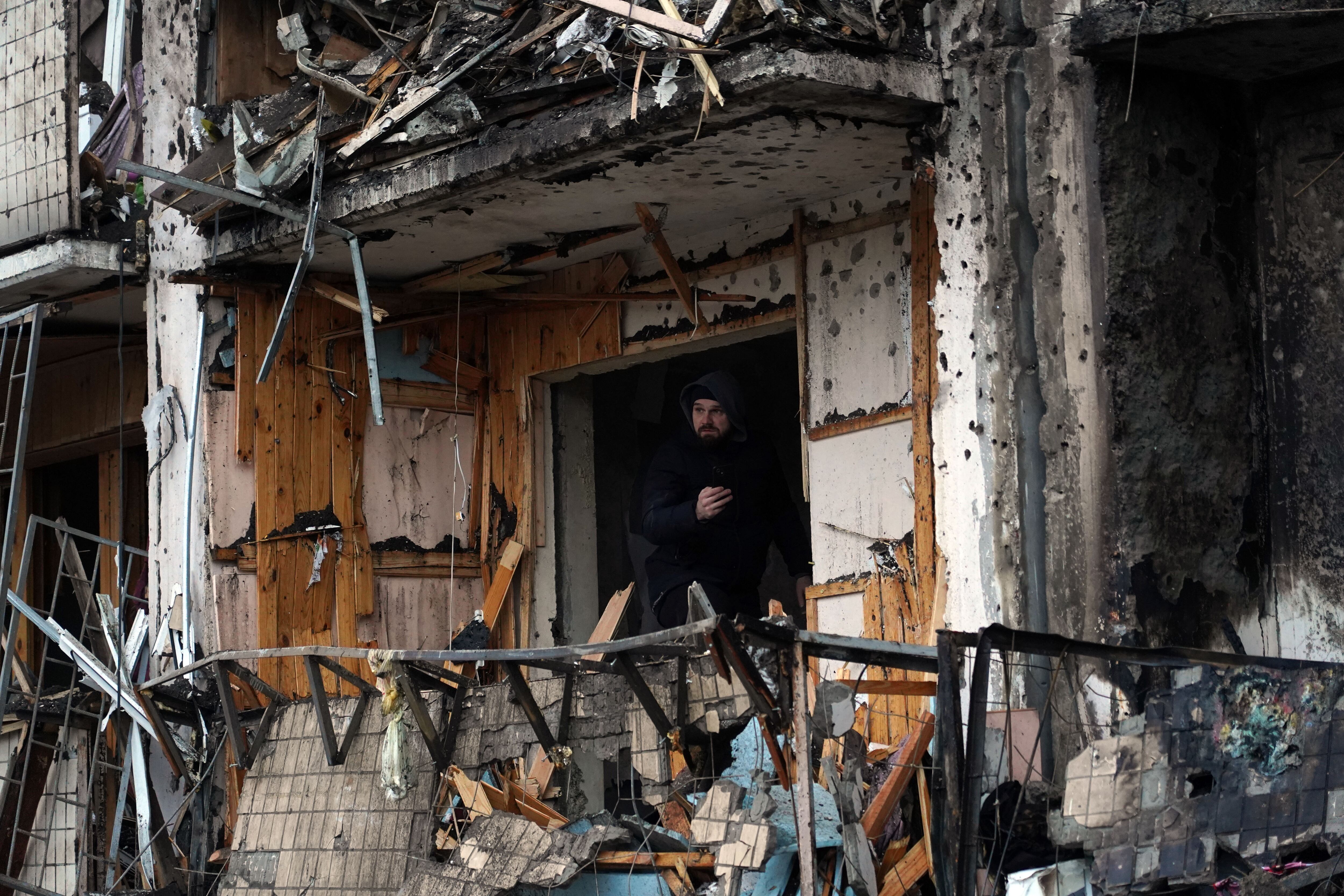 Un hombre, en el interior del edificio de 10 plantas atacado en la madrugada del viernes en Kiev.