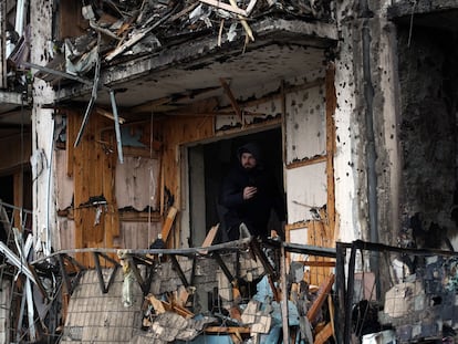 Edificio atacado en la madrugada del viernes en Kiev.