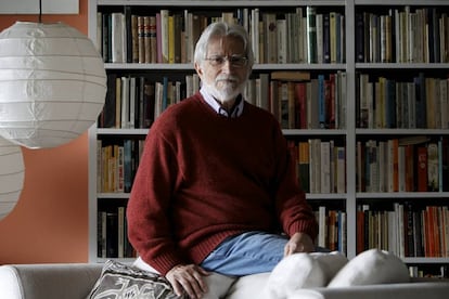 El traductor y catedr&aacute;tico de la Lengua, Miguel Saenz, en su casa de Madrid.  
 
 