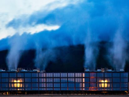 Varias columnas de vapor de agua emergen del techo del hipercentro de datos que Google tiene en The Dalles, Oregón.