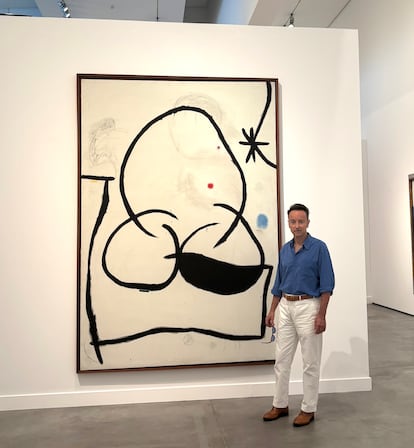 Joan Punyet Miró, nieto del pintor y uno de los promotores de 'Paysage Miró', posa con una de las obras de su abuelo.