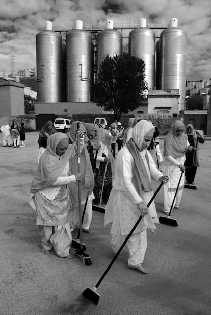 Limpieza tras unos actos religiosos en el parque de Can Zam