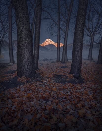 Los Premios Internacionales al Fotógrafo de Paisajes del Año (<a href="https://internationallandscapephotographer.com/" target="_blank">The International Landscape Photographer of the Year Awards</a>), que se convocan anualmente en Australia, presentan en su octava edición una selección de las mejores fotografías de paisajes contemporáneos del mundo realizados por fotógrafos, tanto profesionales como aficionados, durante el pasado 2021. A esta edición concurrieron un total de 45.000 imágenes. El jurado —compuesto por profesionales de la fotografía, algunos de ellos ganadores en concursos anteriores— ha considerado que el mejor retratista de paisajes ha sido el turco <a href="https://www.aytekcetin.com/" target="_blank">Aytek Çetin</a>, por una serie de cuatro fotografías en las que dibuja un territorio, la Capadocia turca, envuelto en magia y misterio desde tiempos inmemoriales.