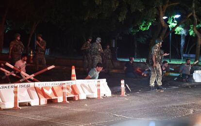 Militars turcs detenen policies en una carretera d'Estambul, a prop d'un dels ponts del Bòsfor.
