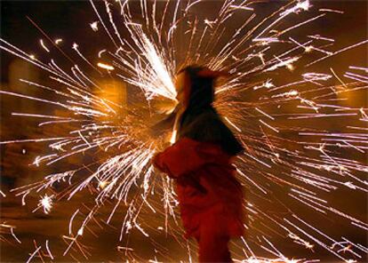 Uno de los <i>dimonis</i> que el sábado por la noche recorrieron las calles del Grao de Castellón durante las fiestas de Sant Pere.