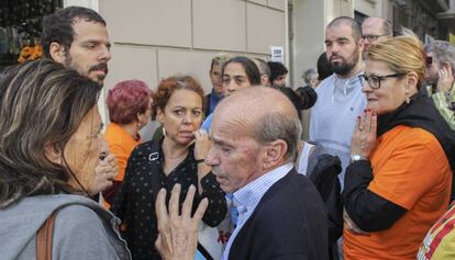 Vecinos del barrio Sagrada Familia reunidos para detener el desahucio de una madre y su hijo.