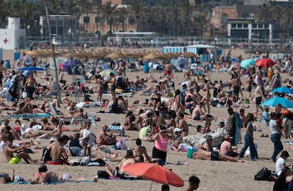 Ambiente en la playa de Malvarrosa de Valencia, el lunes.