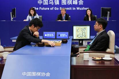 Jugadores de Go compiten contra el robot de Google AlphaGo el pasado mes de mayo.