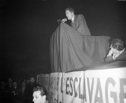 Jean-Marie Le Pen, entonces delegado de París, pronunciando un discurso en una reunión de la U.D.C.A., en 1953.