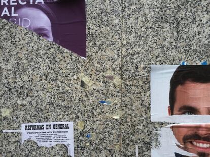 Restos de carteles electorales en una calle de Madrid.